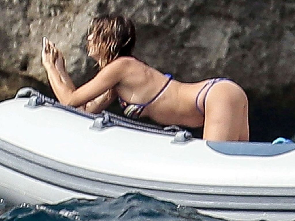 Elisabetta Canalis Sexy &amp; Topless (16 Photos)