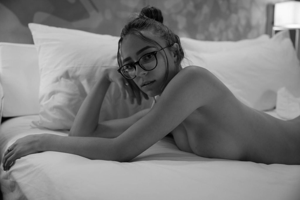 Emily Wills Nude &amp; Sexy (94 Photos)