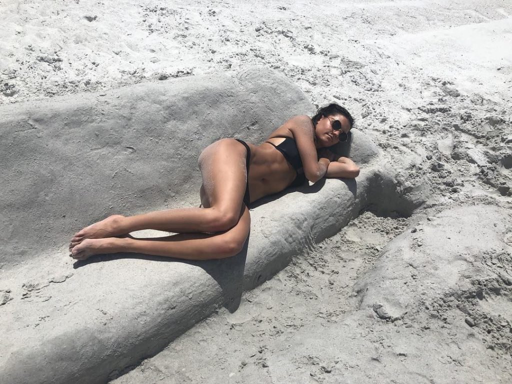 Hayley Erbert Nude &amp; Sexy (50 Photos)