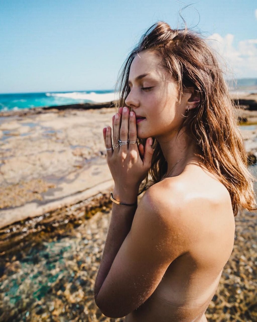 Isabelle Cornish Sexy &amp; Topless (26 Photos)
