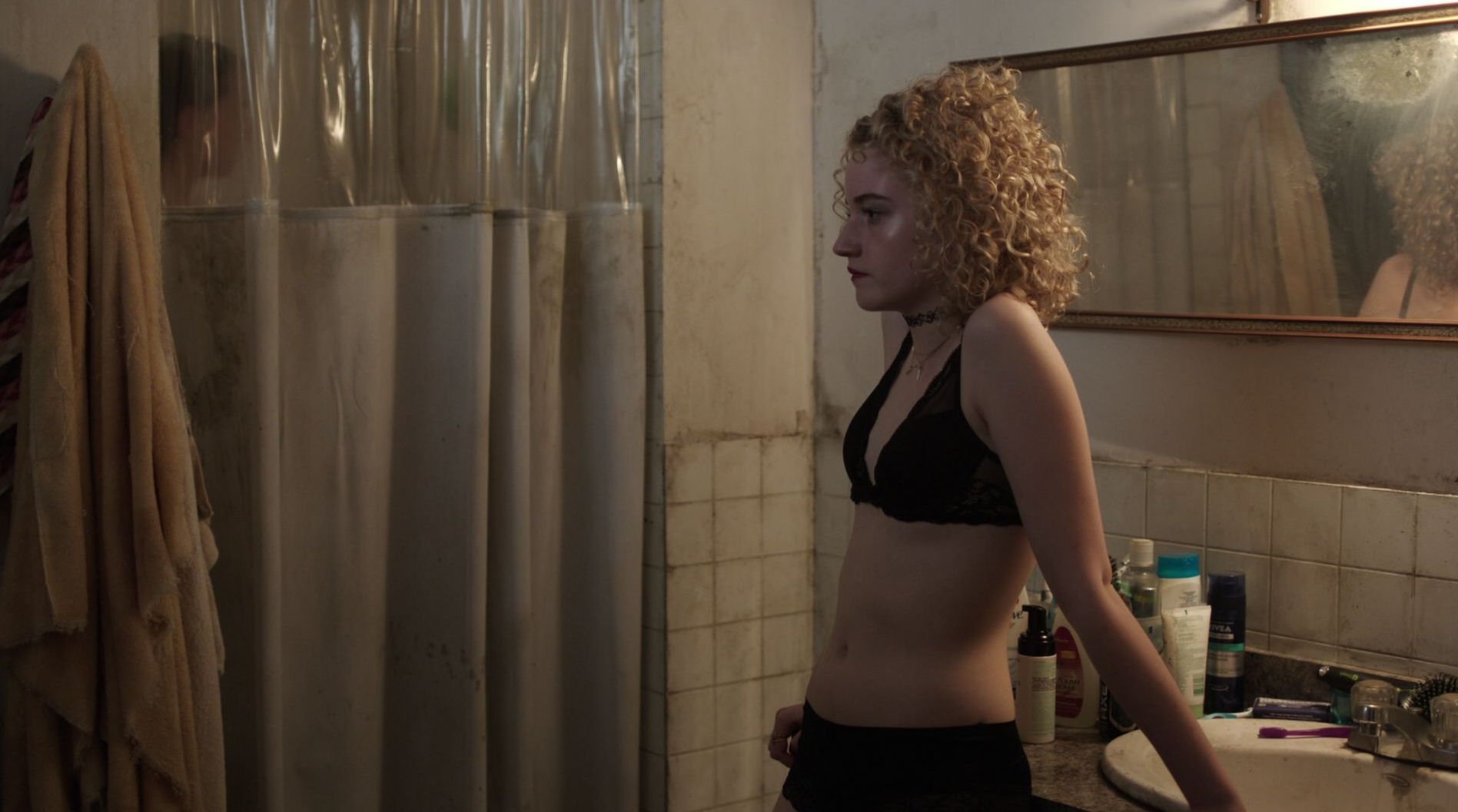 Here is a new nude/sexy photo collection of Julia Garner (2015-2018). 