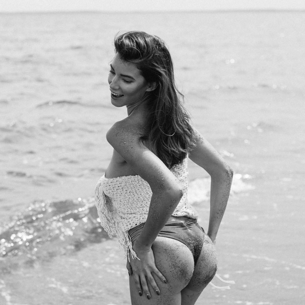 Lauren Young Sexy &amp; Topless (7 Photos)