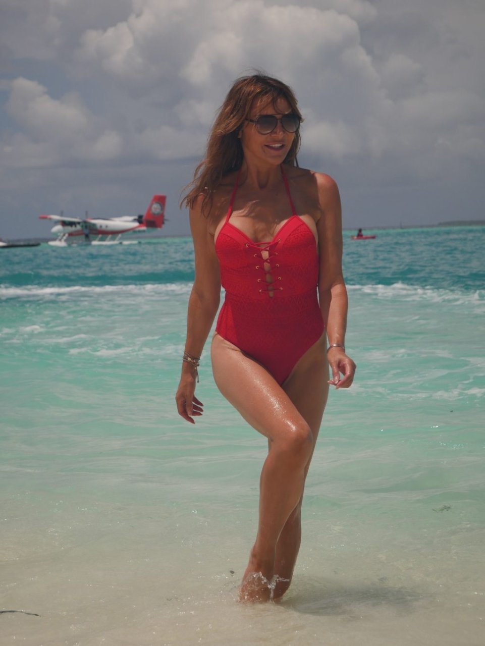 Lizzie Cundy Sexy (33 Photos)