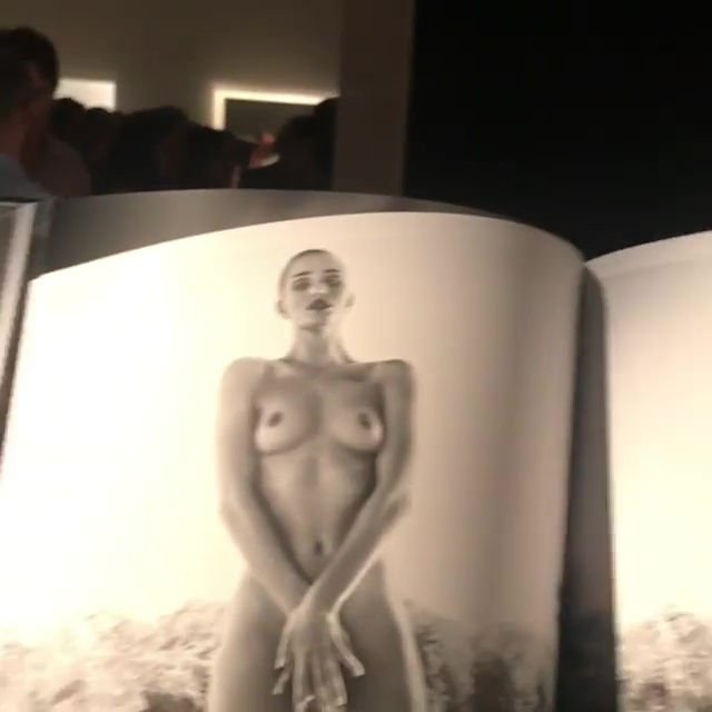 Rosie Huntington-Whiteley Naked (7 Photos)