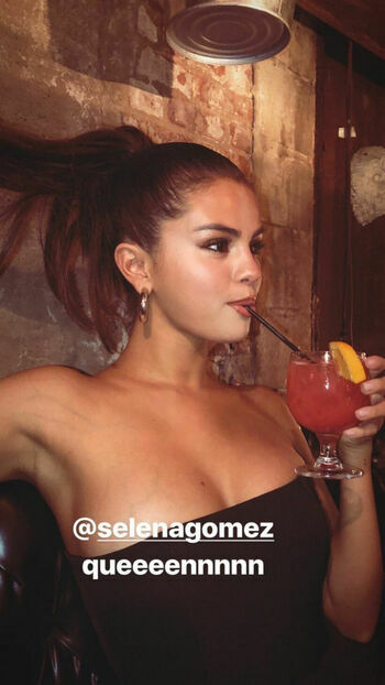 Selena Gomez Sexy (4 Photos)