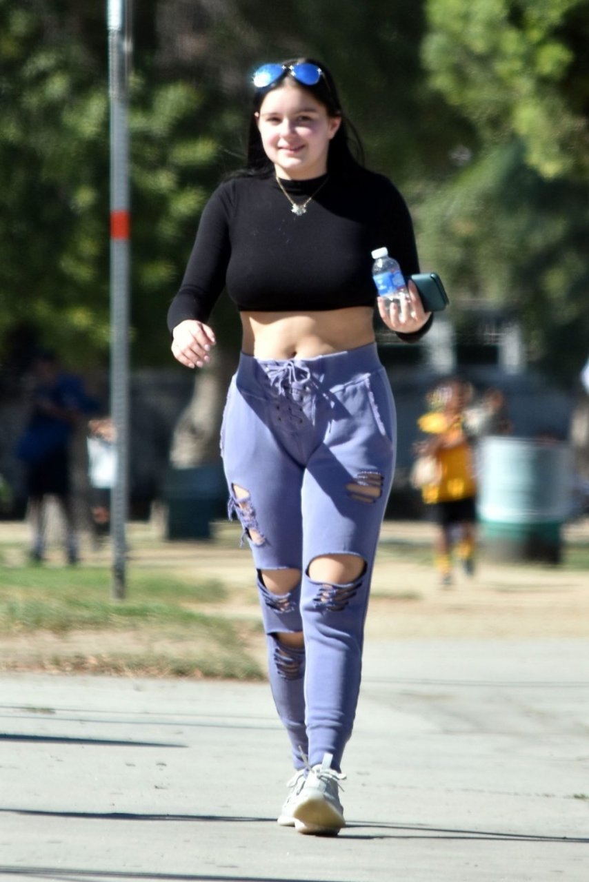 Ariel Winter Sexy (17 Hot Photos)