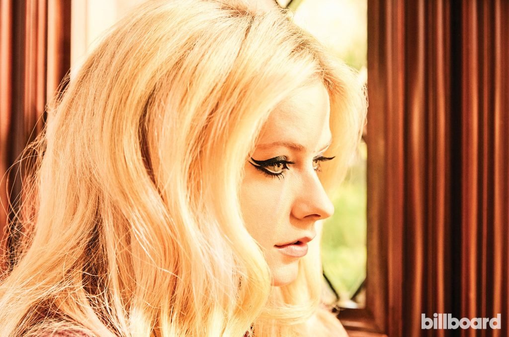 Avril Lavigne Sexy (8 Photos + Video)
