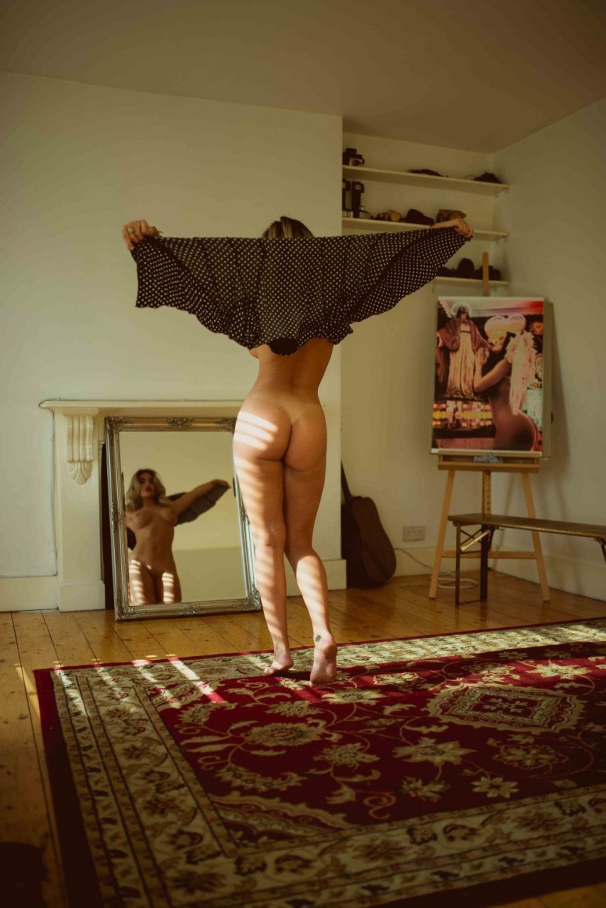 Megan Barton Hanson Nude &amp; Sexy (22 Photos)