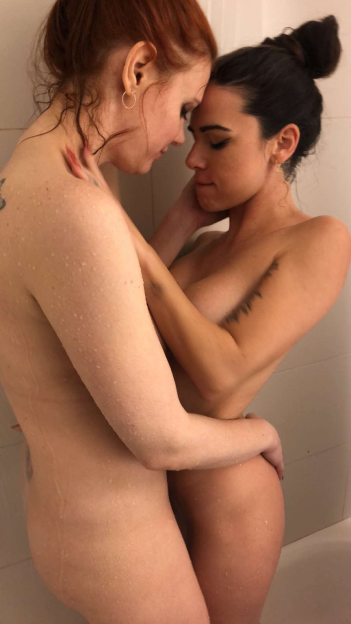 Maitland Ward, Suttin Naked – Lesbian XMas (24 Pics + Video)