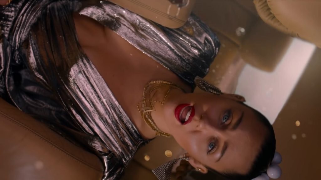 Miley Cyrus Sexy (16 Pics + GIF &amp; Video)
