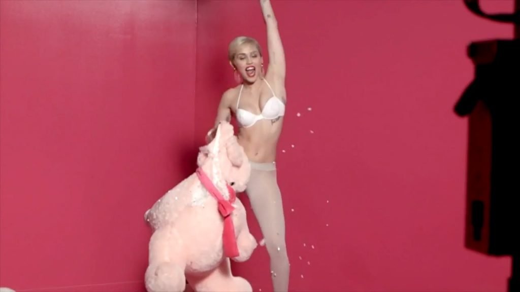 Miley Cyrus Sexy &amp; Topless (100 Pics + GIFs &amp; Videos)
