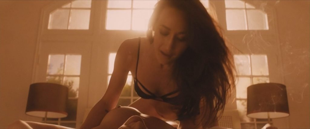 Uma Thurman Nude, Maggie Q, Sofia Vergara, Alice Eve Sexy – The Con is On (9 Pics + GIF &amp; Video)