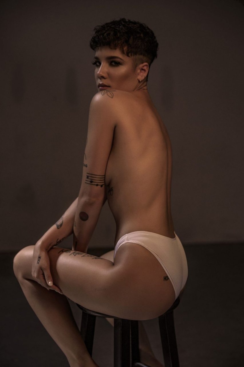 Halsey Sexy &amp; Topless (3 Photos)
