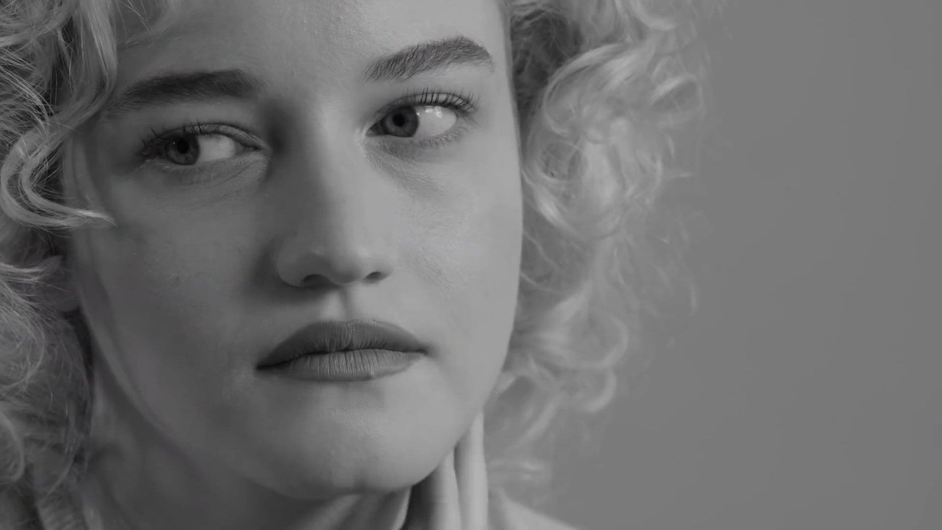 Julia Garner Sexy 24 Photos And Videos Thefappening