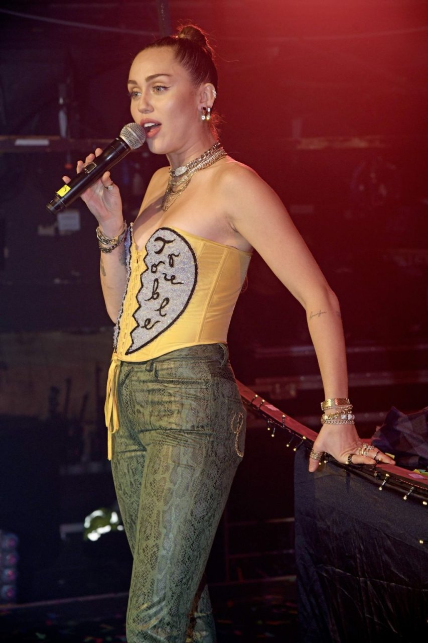 Miley Cyrus Sexy (52 Photos + Video)