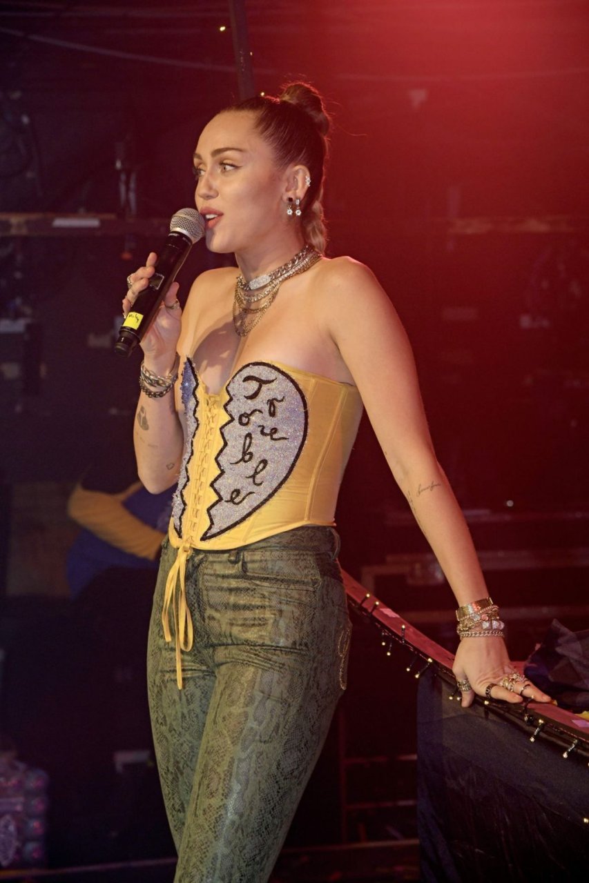 Miley Cyrus Sexy (52 Photos + Video)