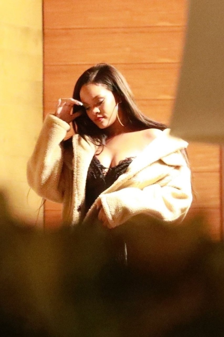 Rihanna Sexy (27 Photos)
