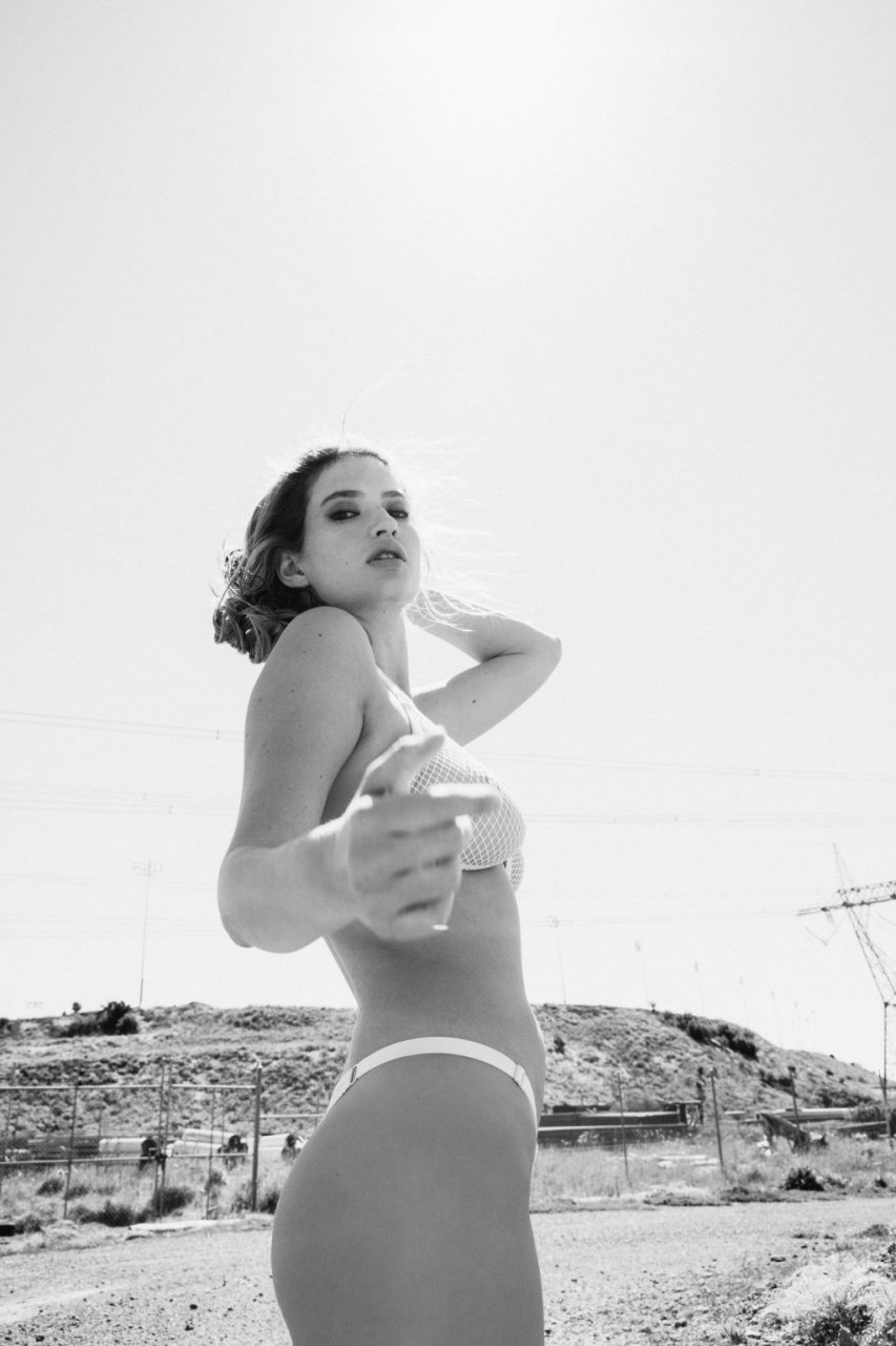 Alicia Davis Sexy &amp; Topless (21 Photos)