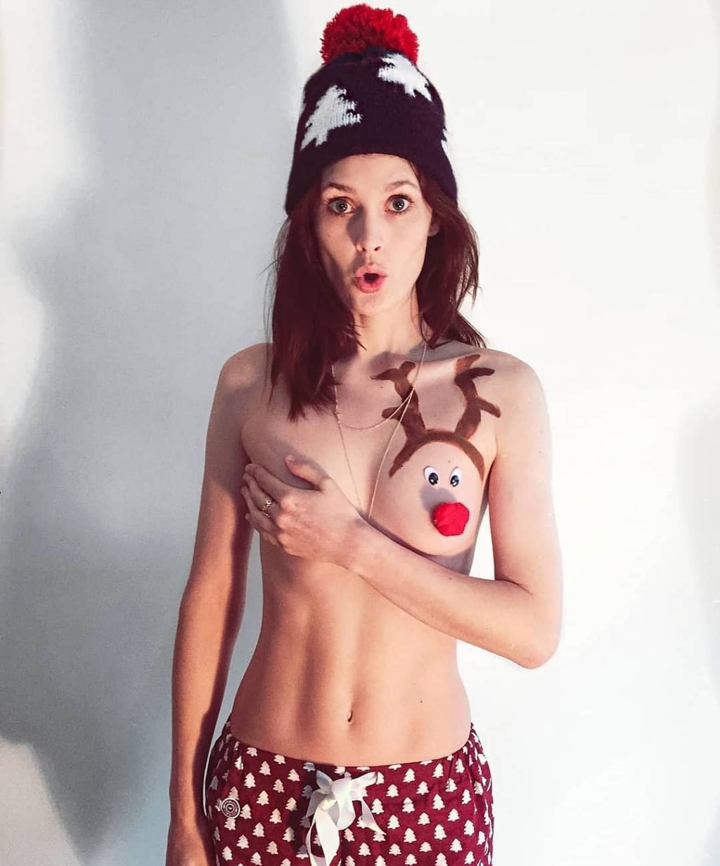 Charlotte de Carle Nude &amp; Sexy (29 Photos)