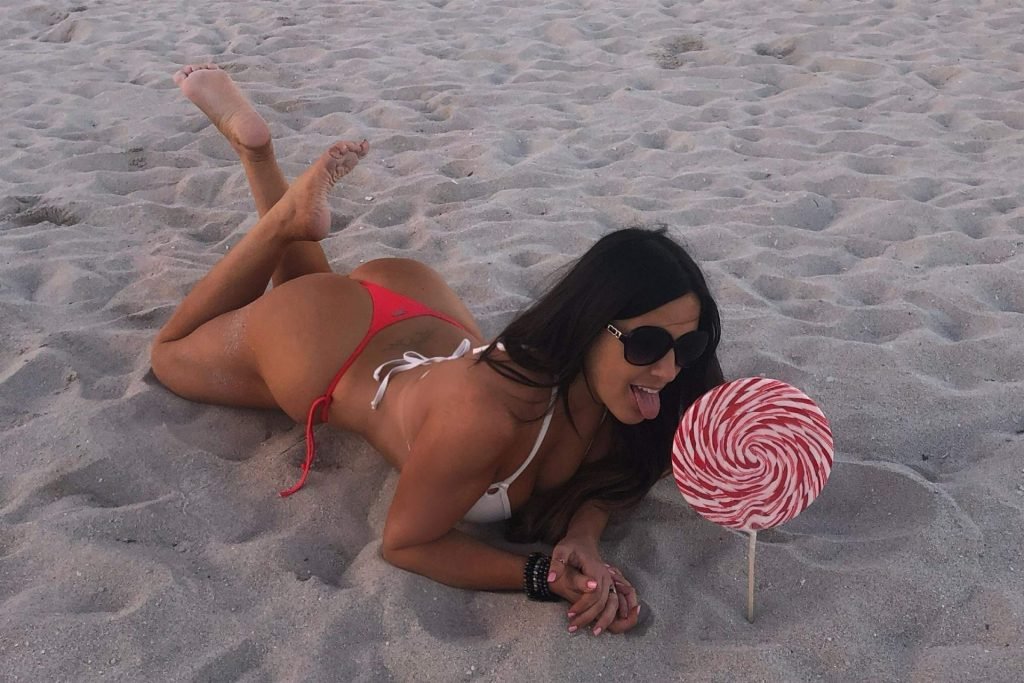 Claudia Romani Hot (10 Sexy Photos)