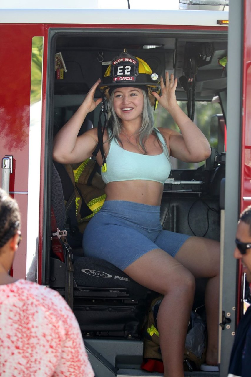 Iskra Lawrence Sexy (27 Hot Photos)