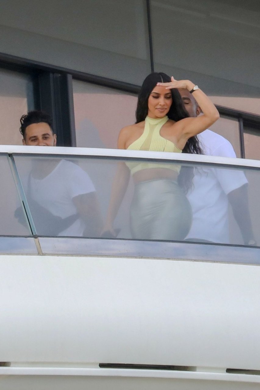 Kim Kardashian Sexy (142 Photos)