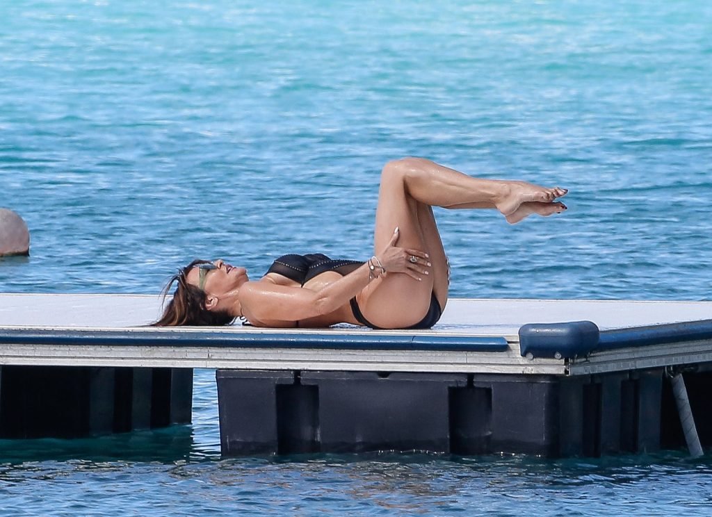 Lizzie Cundy Sexy (35 Photos)