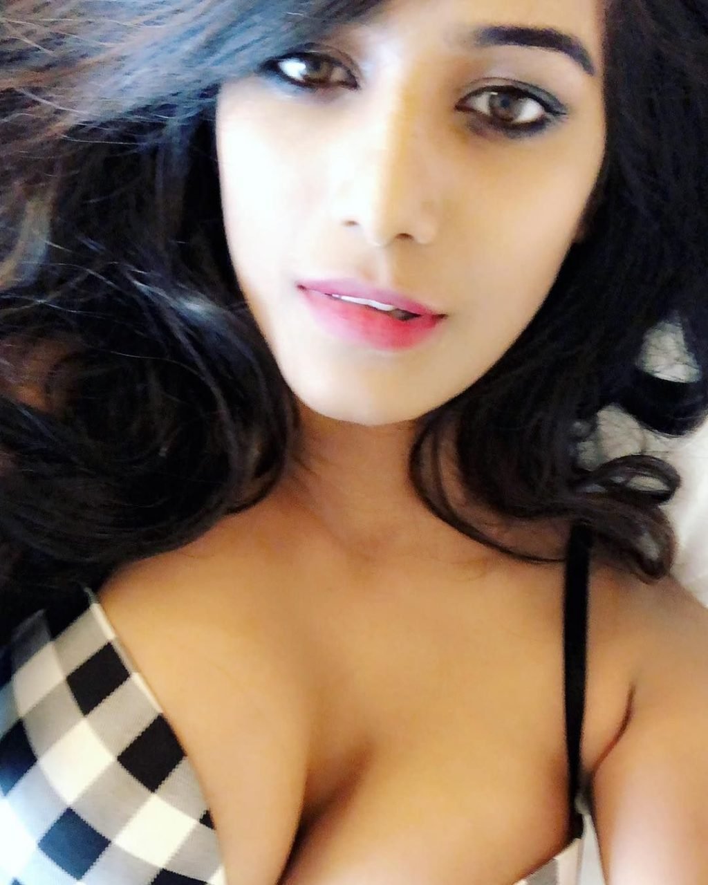 Poonam Pandey Sexy &amp; Topless (46 Photos)