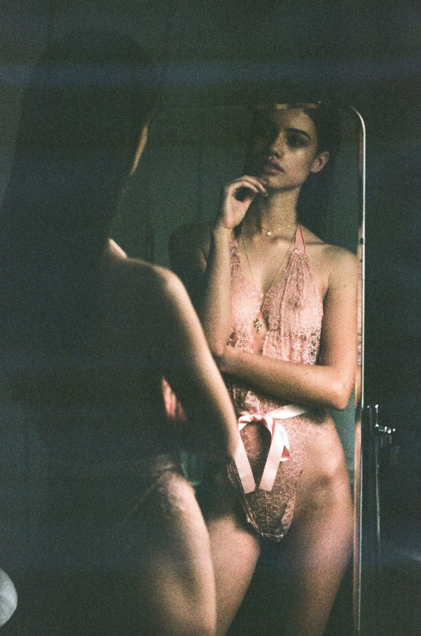 Elle Trowbridge Nude &amp; Sexy (33 Photos)