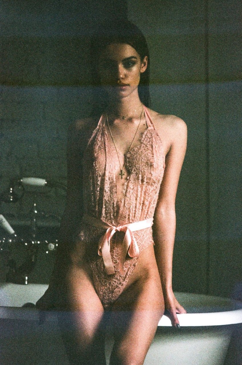 Elle Trowbridge Nude &amp; Sexy (33 Photos)