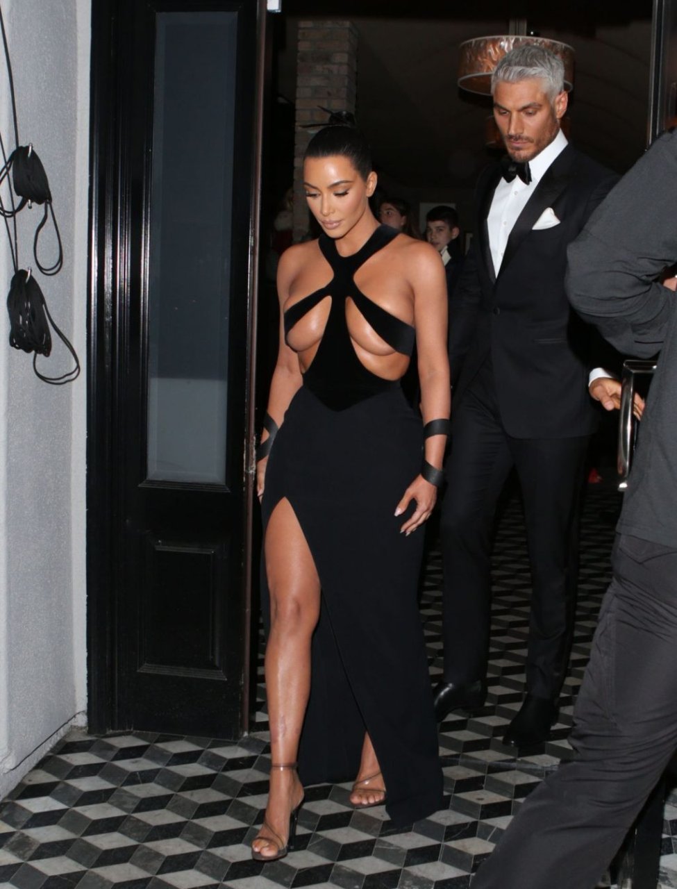 Kim Kardashian Topless (42 Photos + Video)
