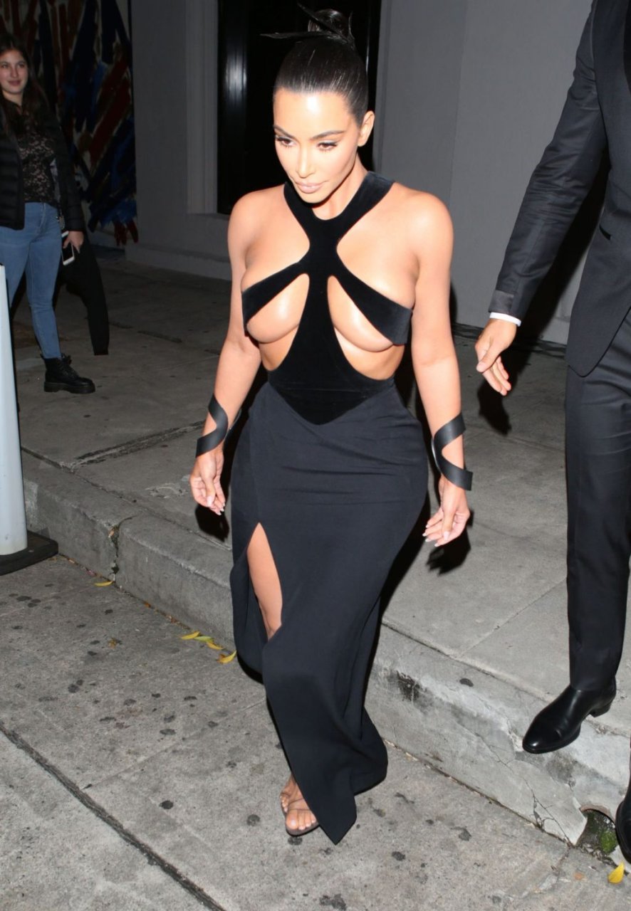 Kim Kardashian Topless (42 Photos + Video)