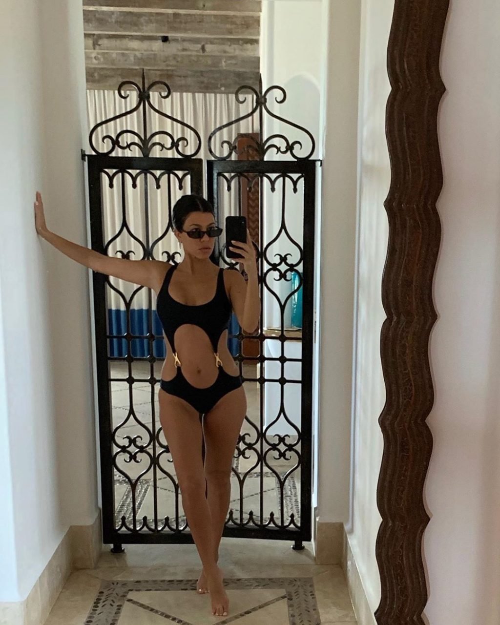 Kourtney Kardashian Sexy &amp; Topless (5 Photos)