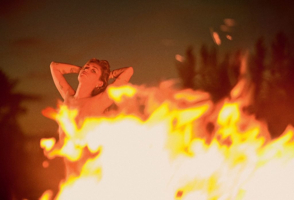 Miley Cyrus Nude &amp; Sexy (8 Photos)