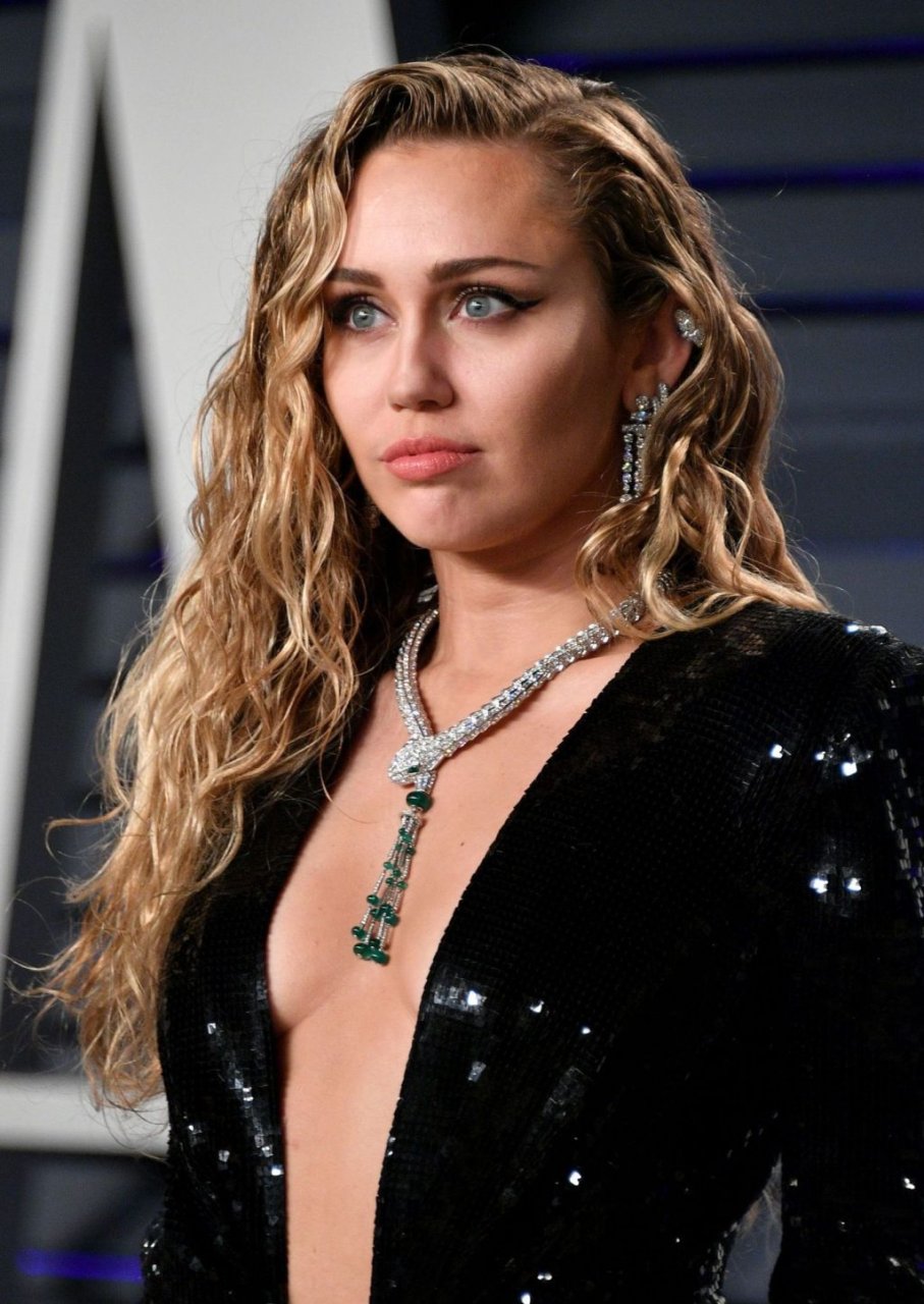 Miley Cyrus Sexy (45 Photos)