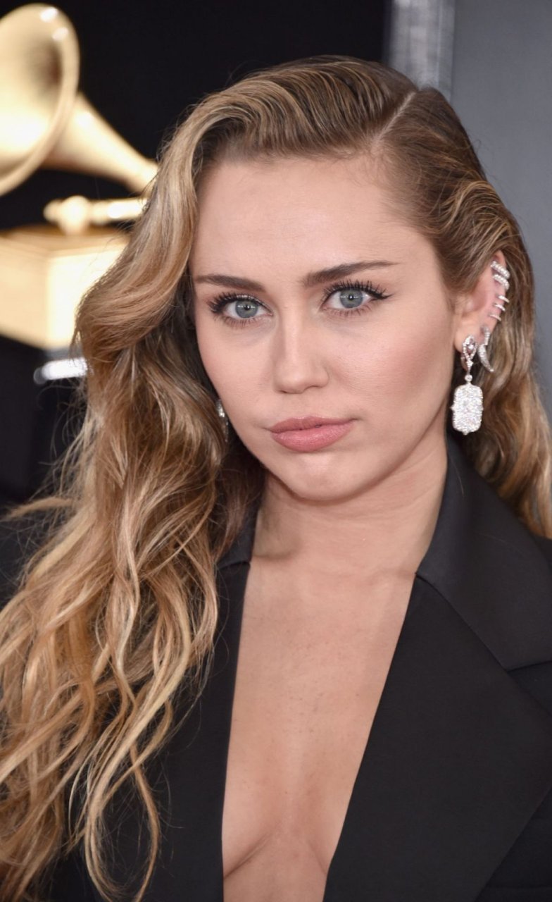 Miley Cyrus Braless (36 Photos)