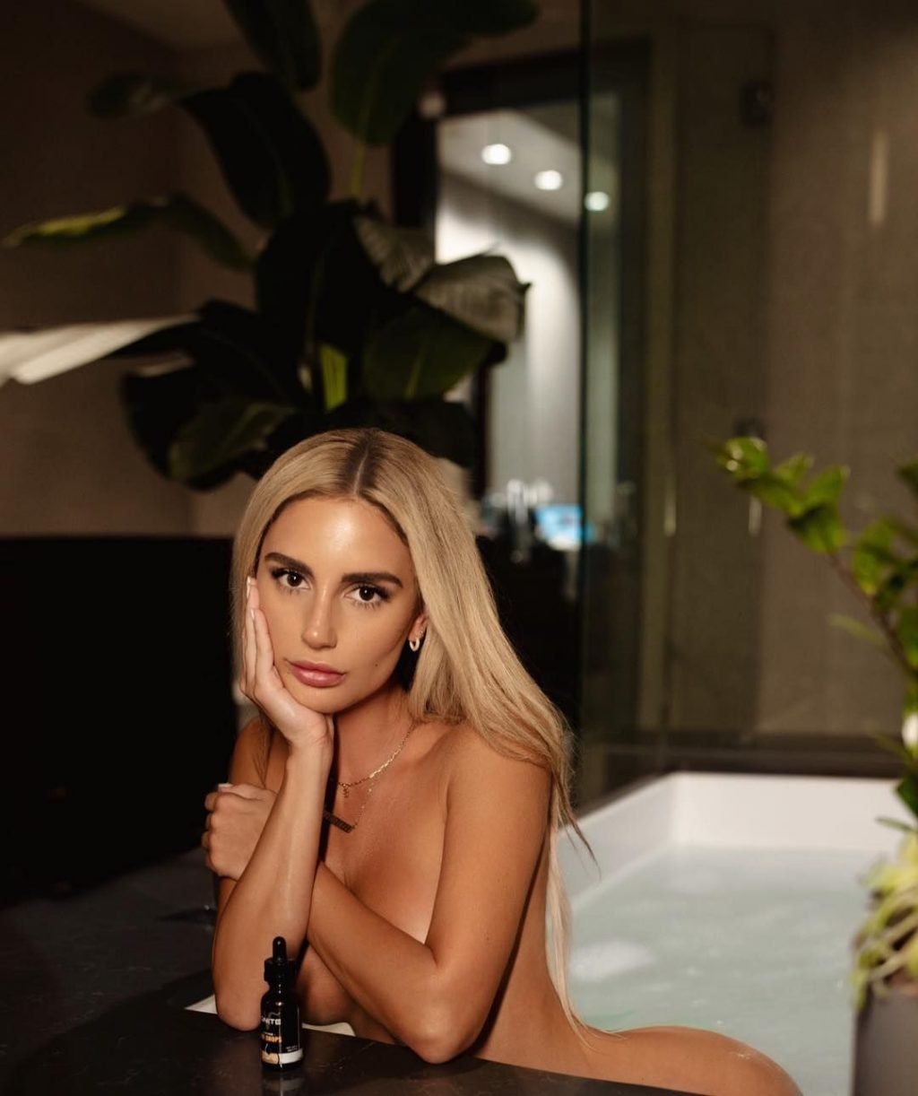 Bianca Ghezzi Nude &amp; Sexy (21 Photos)