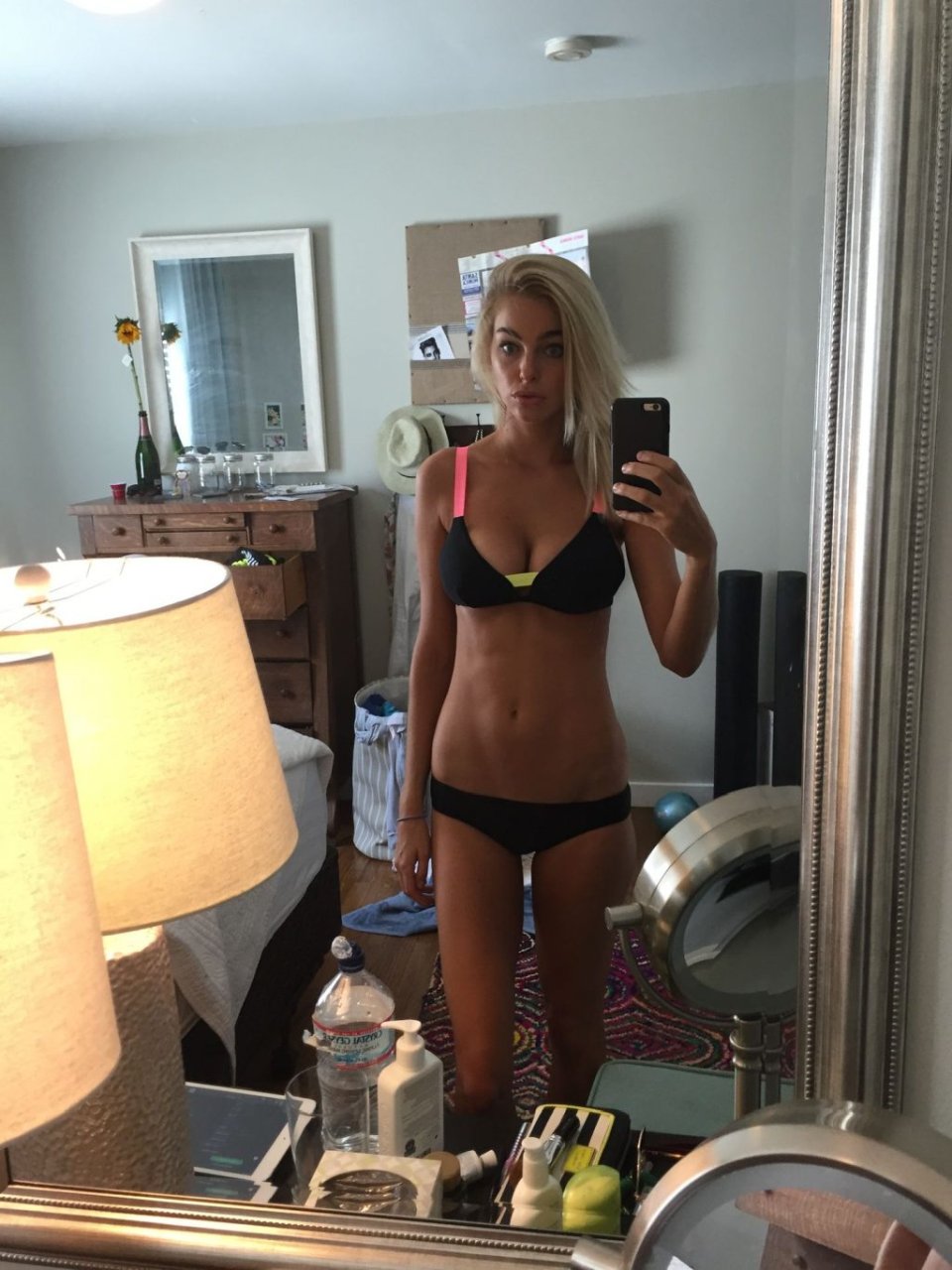 Elizabeth Turner Nude &amp; Sexy Leaked Fappening (100 Photos)