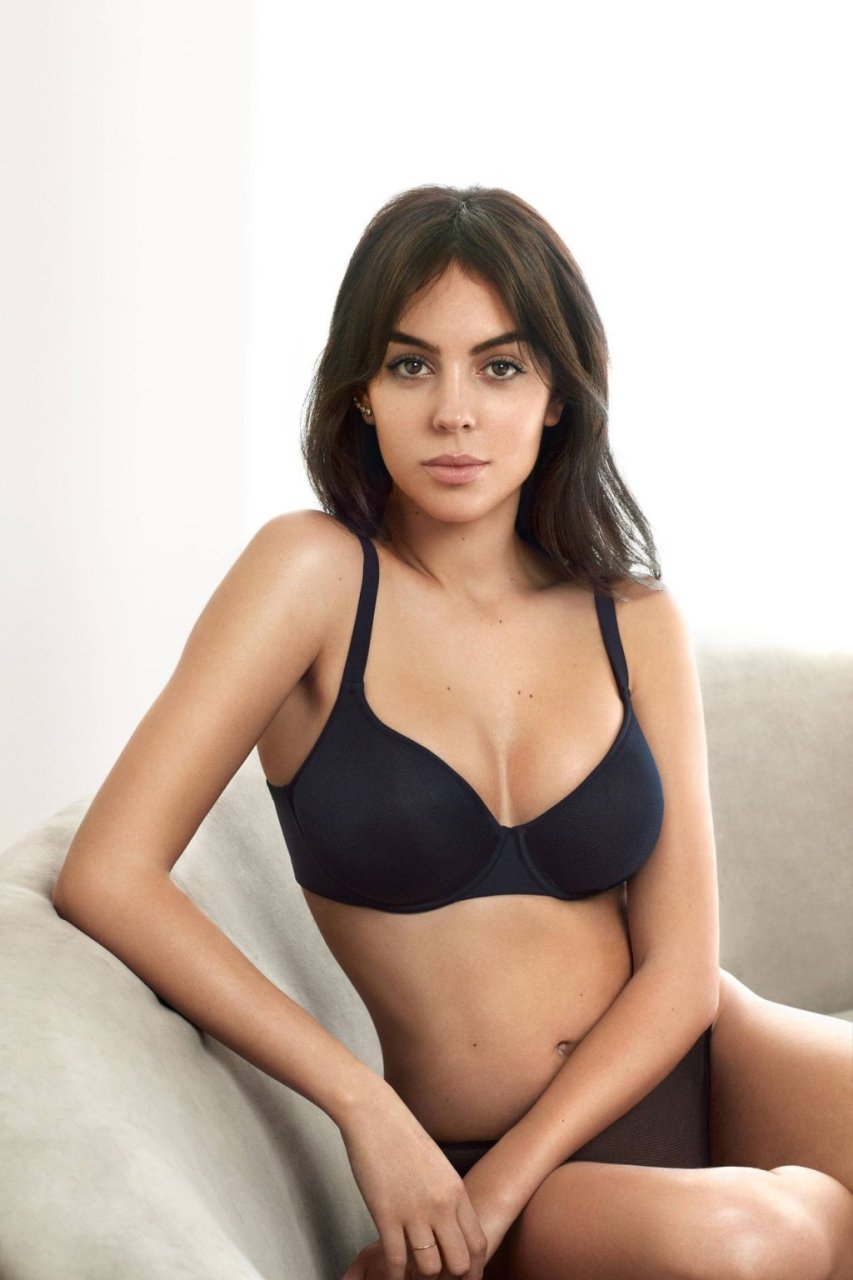Georgina Rodriguez Sexy (8 New Photos)