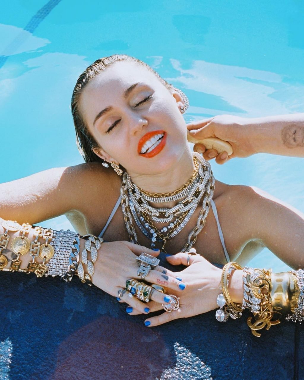 Miley Cyrus Nude &amp; Sexy (5 Photos)