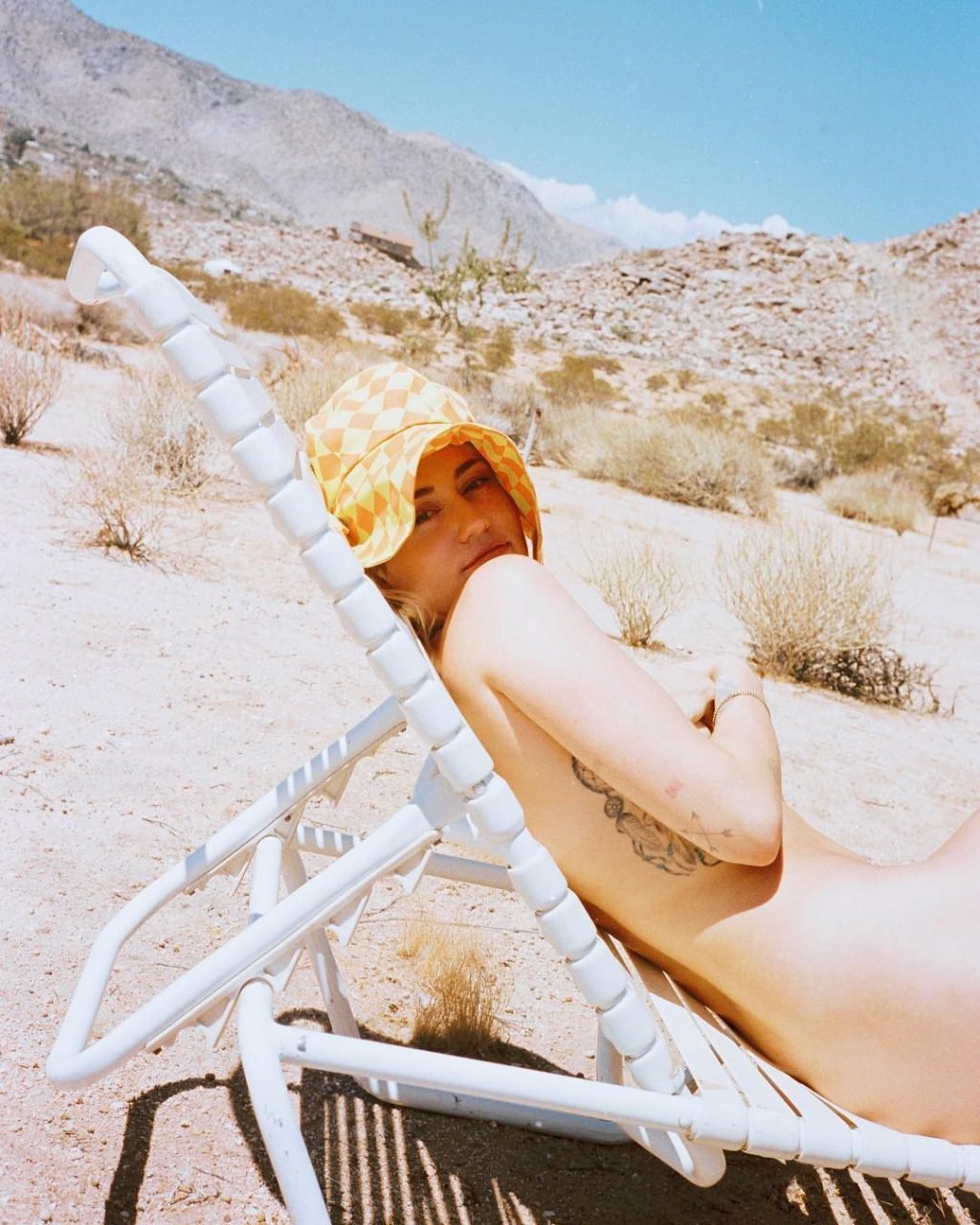 Am nackt strand unzensiert miley cyrus Miley Cyrus