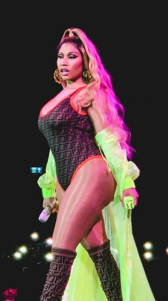 Nicki Minaj Sexy (14 Photos + Video)