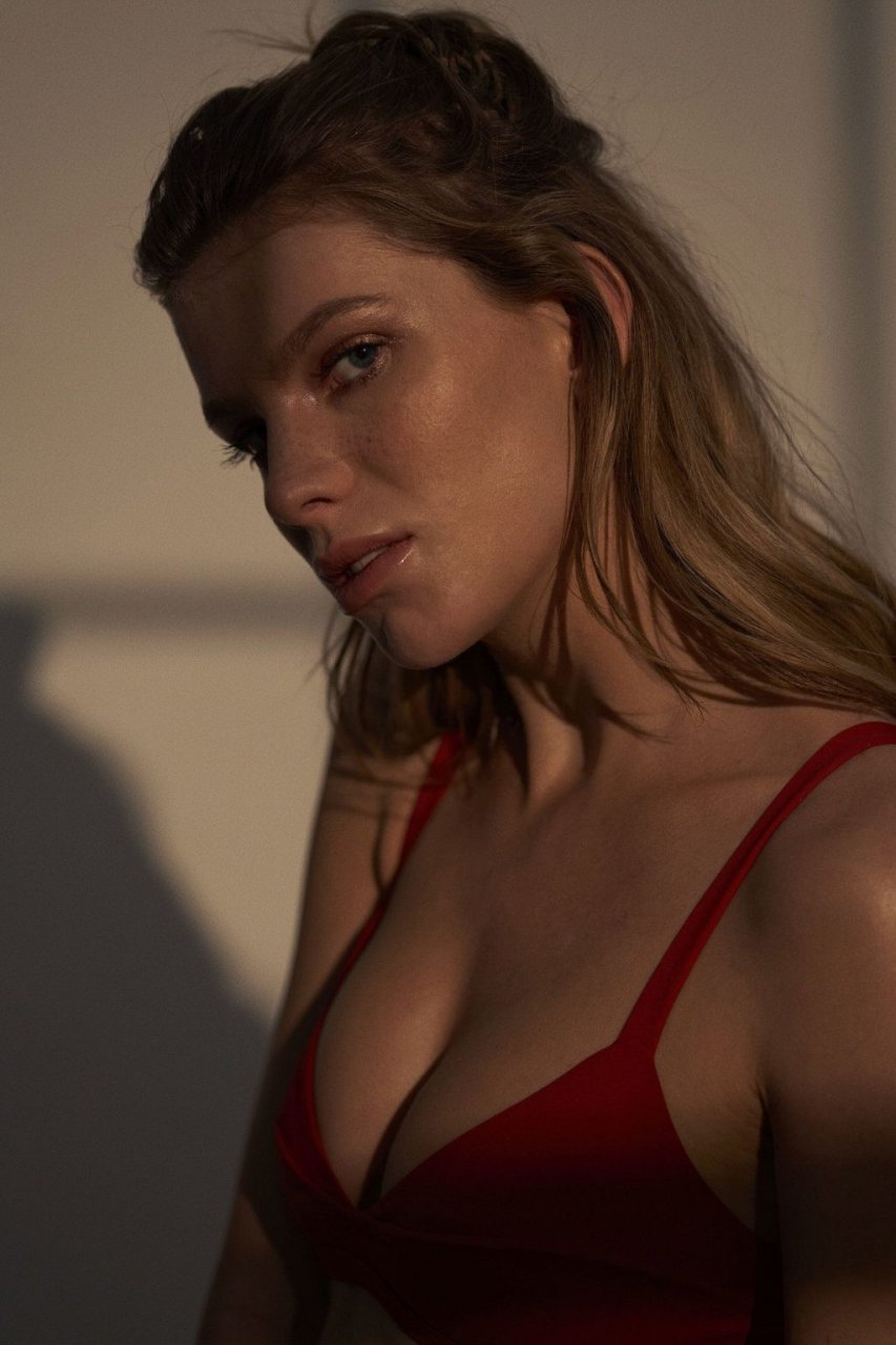 Angela Olszewska Nude &amp; Sexy (16 Photos)