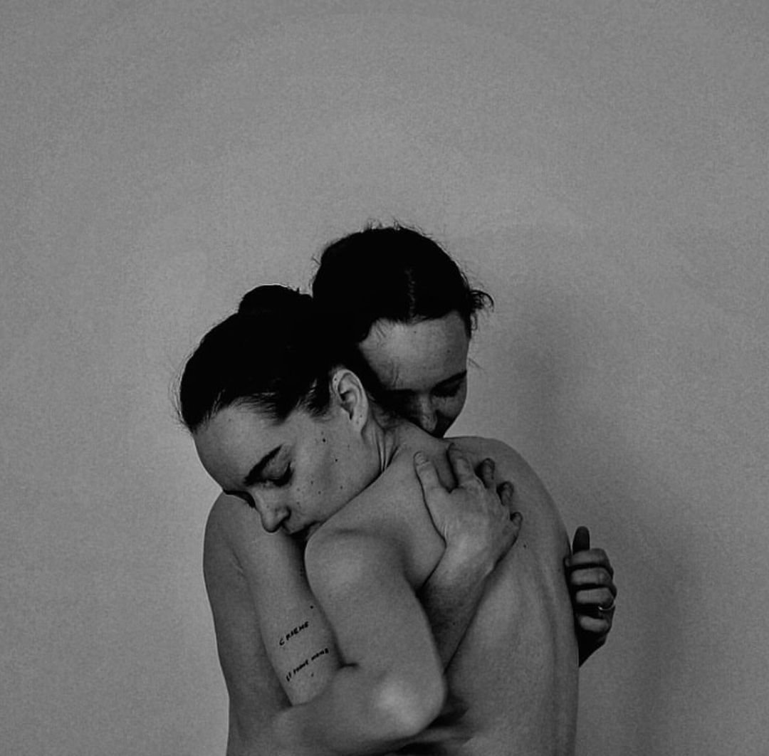 Check out some Ellen Page and Emma Portner’s nude (covered) photos from a n...
