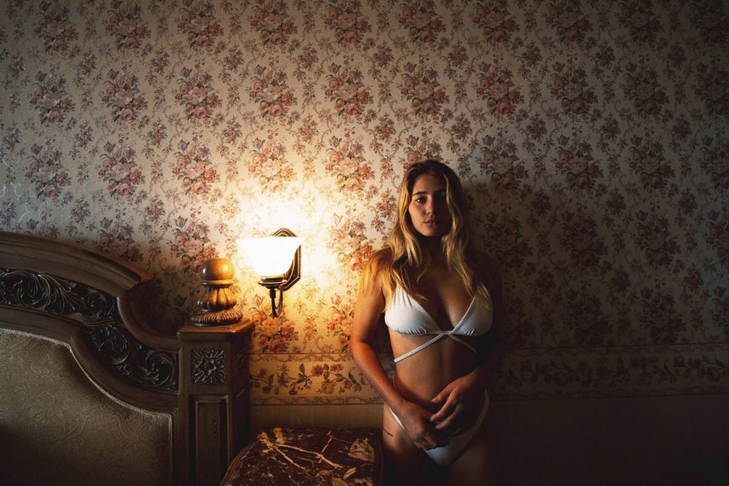 Lia Marie Johnson Nude &amp; Sexy (5 Photos)