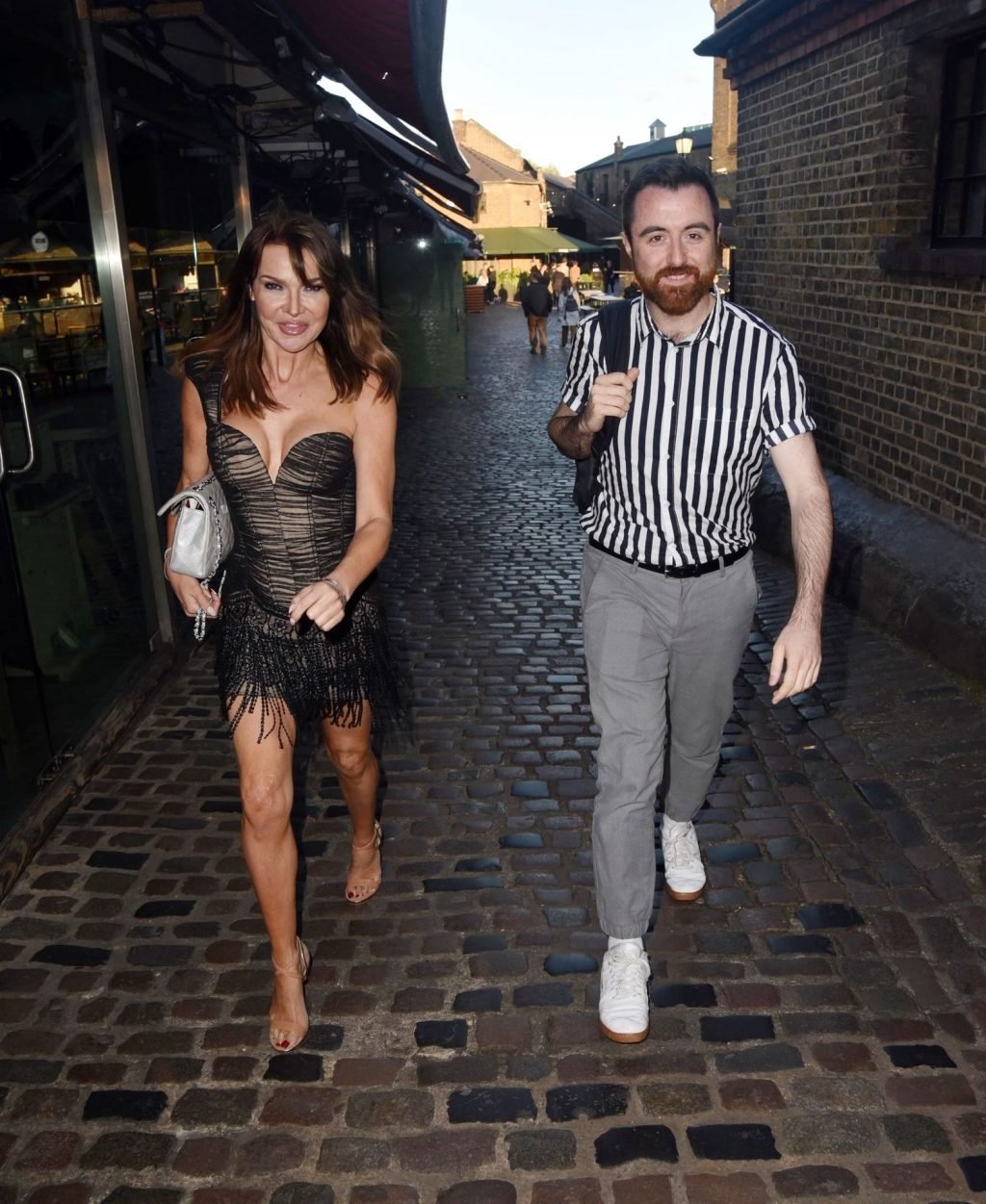 Lizzie Cundy Sexy (34 Photos)