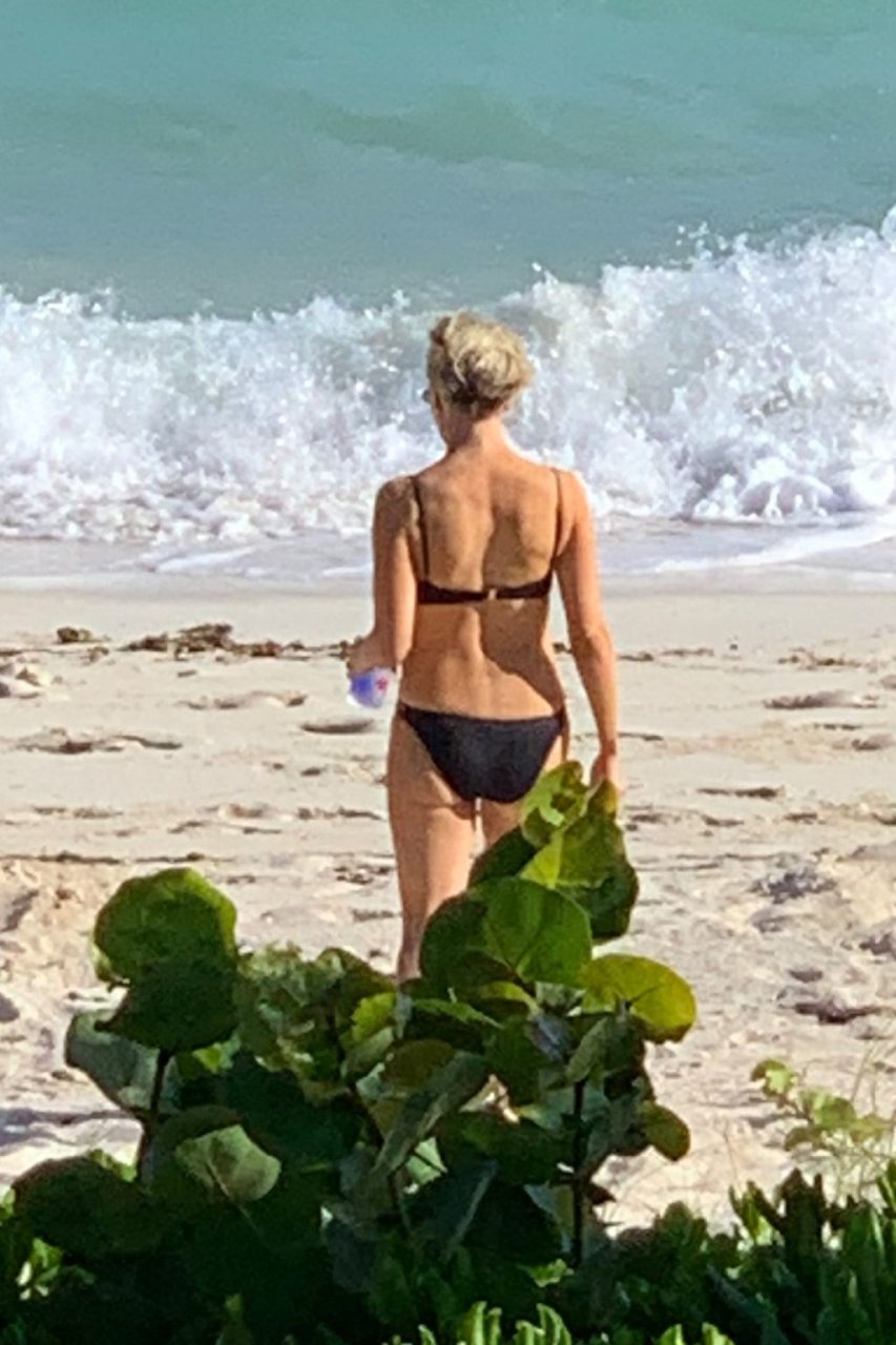 Megyn Kelly shows off her stunning figure during Easter weekend in the Baha...