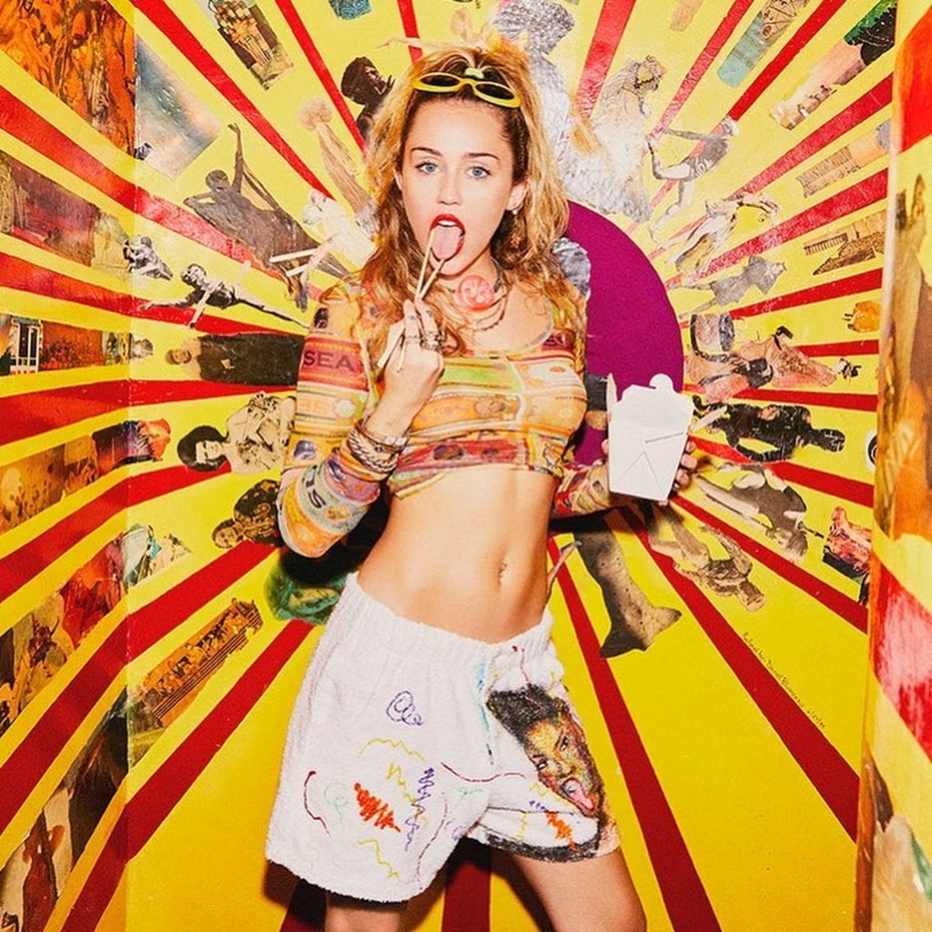 Miley Cyrus Sexy &amp; Topless (9 Photos)