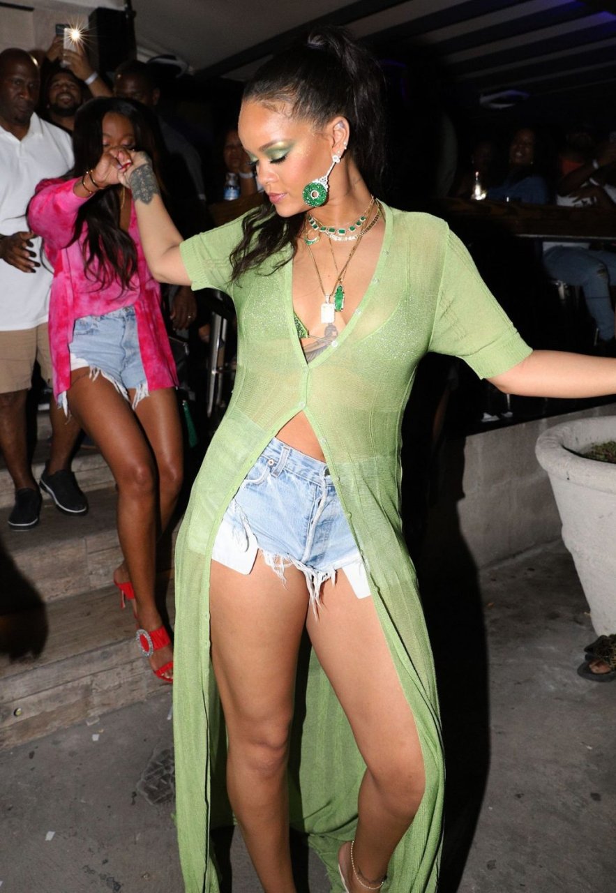 Rihanna Sexy (26 Photos)