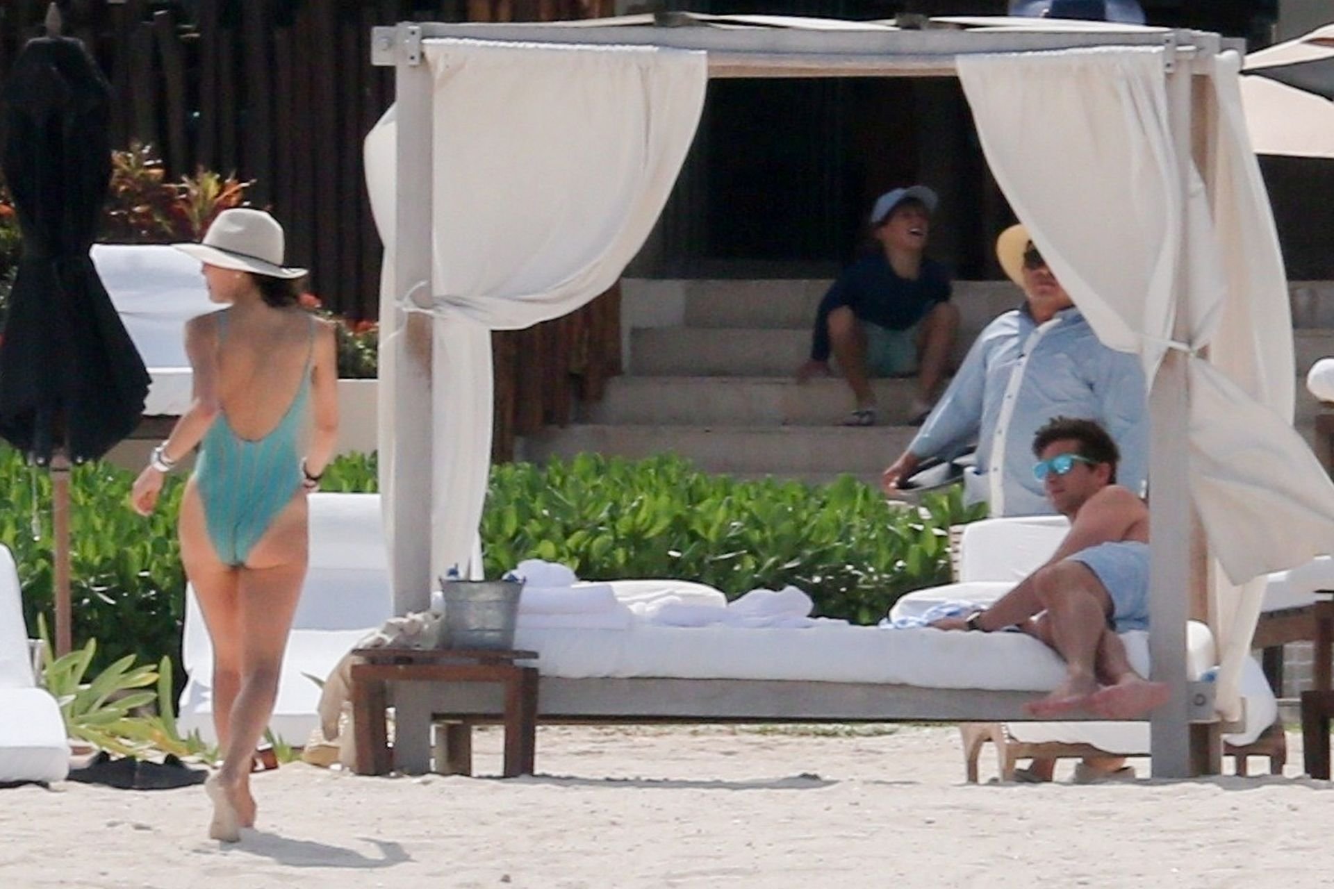 Bethenny Frankel enjoys a relaxing day at the beach with her new boyfriend ...